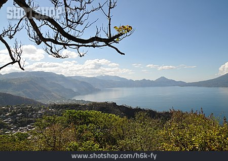 
                Guatemala, Atitlan See, San Jorge La Laguna                   