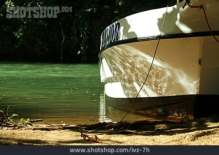 
                Boot, Wasserspiegelung                   