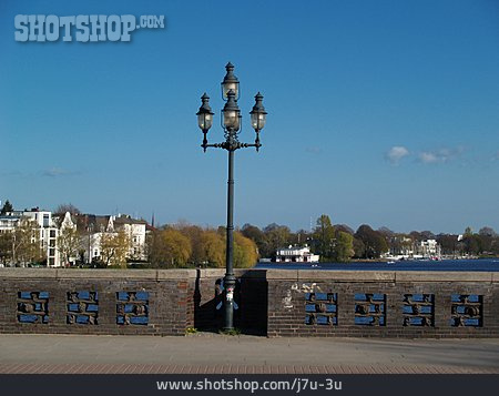 
                Hamburg, Straßenlaterne, Krugkoppelbrücke, Hamburger Außenalster                   