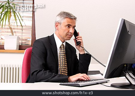 
                Büro & Office, Telefonieren, Geschäftsmann                   