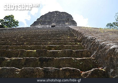 
                Tempel, Steintreppe, Tikal, Maya                   