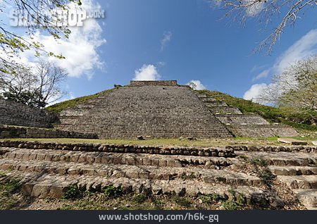 
                Pyramide, Uxmal                   