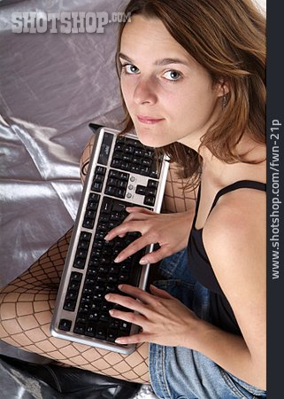 
                Junge Frau, Computerarbeit                   