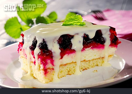 
                Kuchenstück, Obstkuchen, Waldfruchtschnitte                   