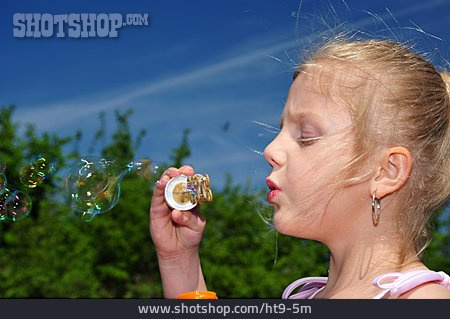 
                Kind, Mädchen, Seifenblasen                   