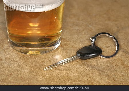
                Alkohol, Bier, Bierglas, Autoschlüssel                   