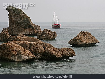 
                Küste, Felsen, Segelschiff                   