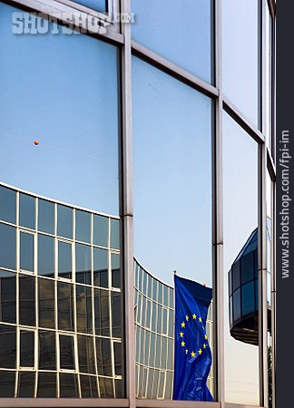 
                Spiegelung, Glasfassade, Europaflagge                   