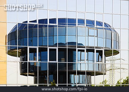 
                Spiegelung, Bürogebäude, Fassade, Glasfassade                   