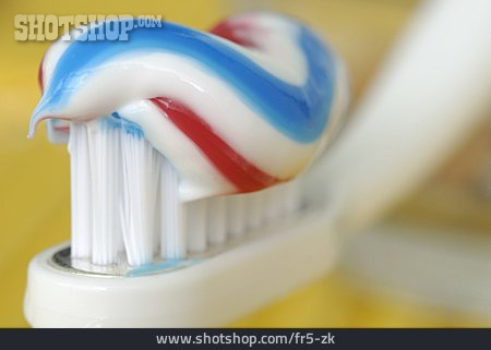
                Zahnbürste, Zahnpasta                   