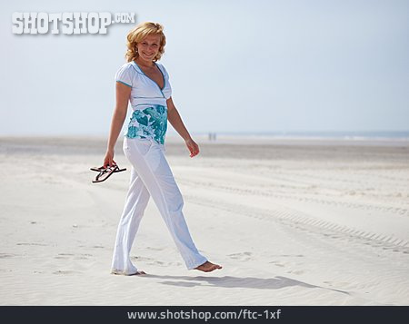 
                Frau, Strandspaziergang, Strandurlaub                   