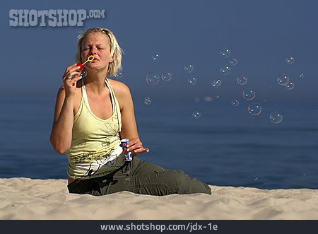 
                Junge Frau, Frau, Seifenblasen, Strandurlaub                   