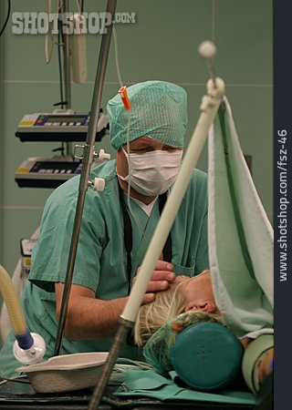 
                Chirurg, Operation                   