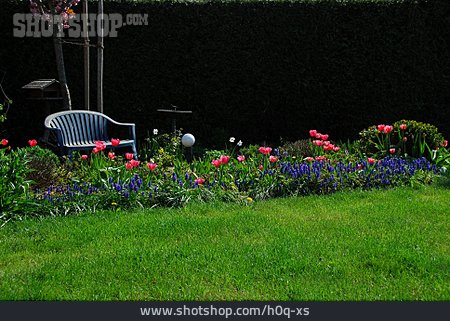 
                Blumenbeet, Gartenbank, Tulpenbeet                   