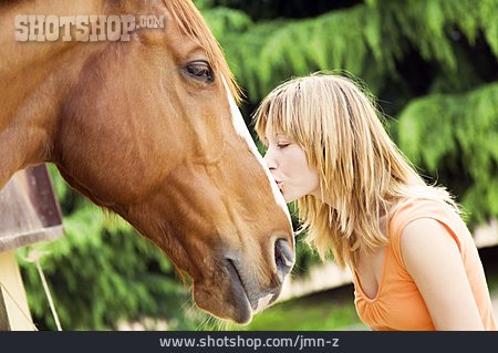 
                Junge Frau, Pferd, Küssen, Tierfreundschaft                   