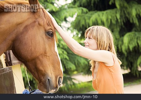 
                Junge Frau, Pferd, Streicheln, Tierfreundschaft                   