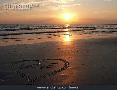 
                Sonnenuntergang, Strand, Herz                   