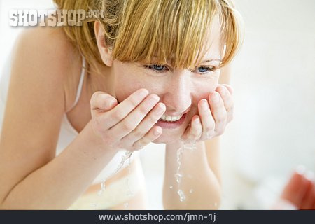 
                Junge Frau, Frau, Erfrischung, Waschen                   