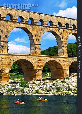 
                Kanu, Pont Du Gard, Römische Aquäduktbrücke                   