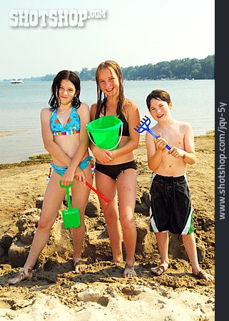 
                3 Kinder, Strandurlaub, Sandspielzeug                   