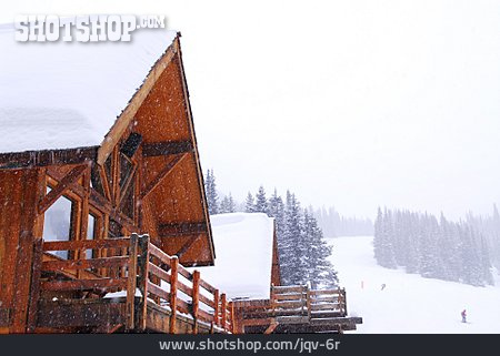 
                Verschneit, Holzhaus, Skigebiet                   