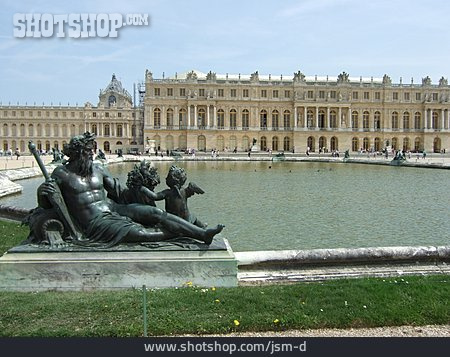 
                Schlosspark, Wasserbassin, Schloss Versailles, Bronzestatue                   