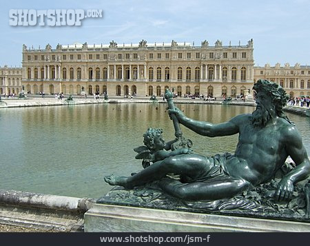 
                Schlosspark, Wasserbassin, Schloss Versailles, Bronzestatue                   