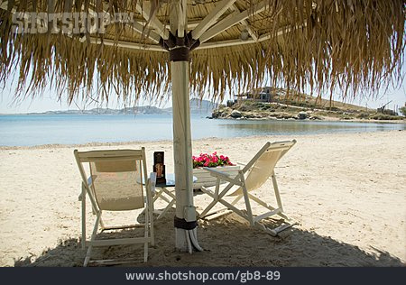 
                Sonnenschirm, Liegestuhl, Strandurlaub                   
