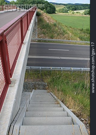 
                Treppe, Fahrbahn, Fußgängerbrücke                   