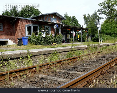 
                Schiene, Bahnhof, Bahnhofsgebäude                   