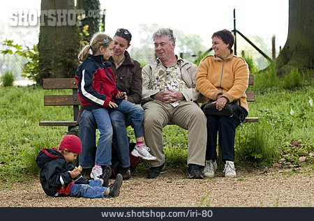 
                Familie, Großeltern, Generation, Familienausflug, Kinderbetreuung                   