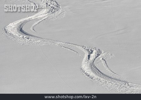 
                Schnee, Skispur, Schlangenlinie                   