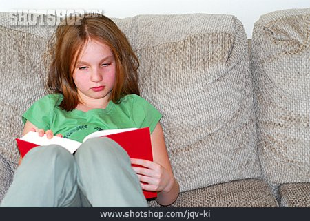 
                Mädchen, Häusliches Leben, Lesen                   