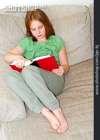 
                Mädchen, Häusliches Leben, Lesen                   