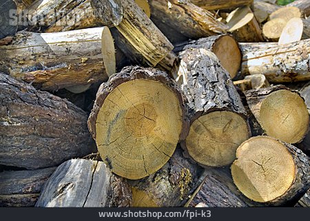 
                Holzstapel, Feuerholz                   