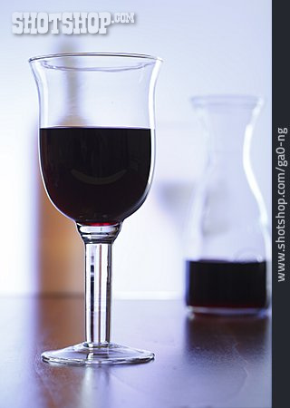 
                Weinglas, Rotwein, Glaskaraffe                   