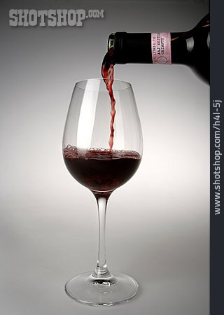 
                Eingießen, Weinglas, Rotwein                   