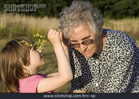 
                Großmutter, Enkel, Blume, Haarschmuck                   