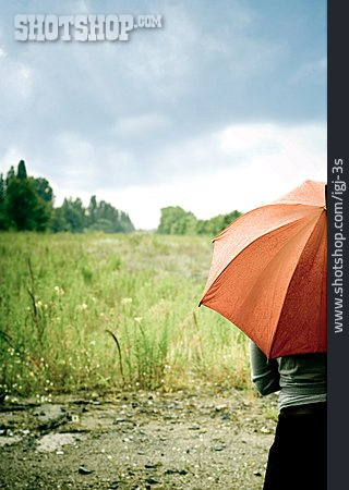 
                Isolation & Einsamkeit, Junge Frau, Frau, Regenschirm                   