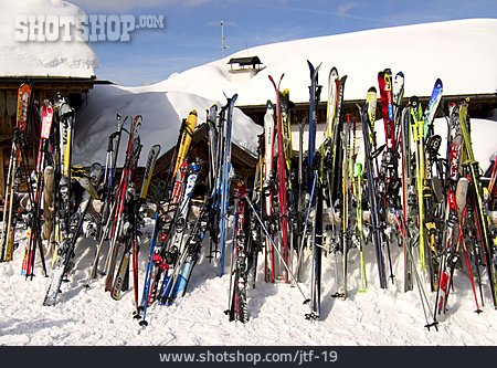 
                Tourismus, Verschneit, Skier, Skihütte                   