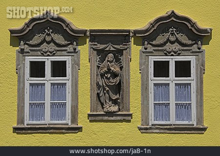 
                Fassade, Holzfenster, Marienfigur                   