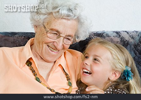 
                Großmutter, Enkel, Lachen                   