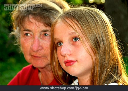 
                Großmutter, Enkelin                   