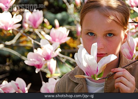 
                Mädchen, Magnolienblüte                   