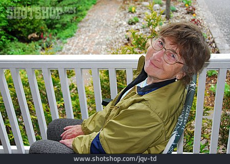 
                Seniorin, Balkon                   