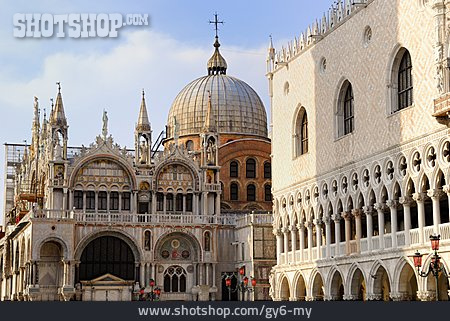 
                Italien, Venedig, Dogenpalast, Markusdom                   