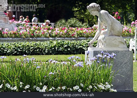 
                Parkanlage, Statue, Blumenbeet, Sankt Petersburg                   