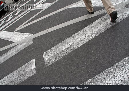 
                Asphalt, Füße, Fußgänger, Straßenmarkierung                   