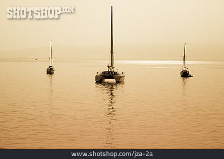 
                Segelboot, Katamaran                   