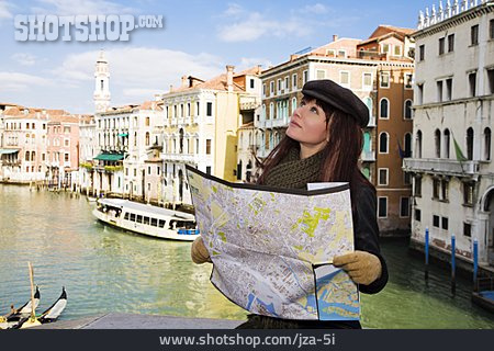 
                Reise & Urlaub, Tourismus, Suchen, Venedig, Stadtplan, Touristin                   